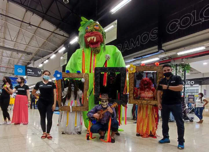 Visitantes recorriendo el Museo del Terror Llanero