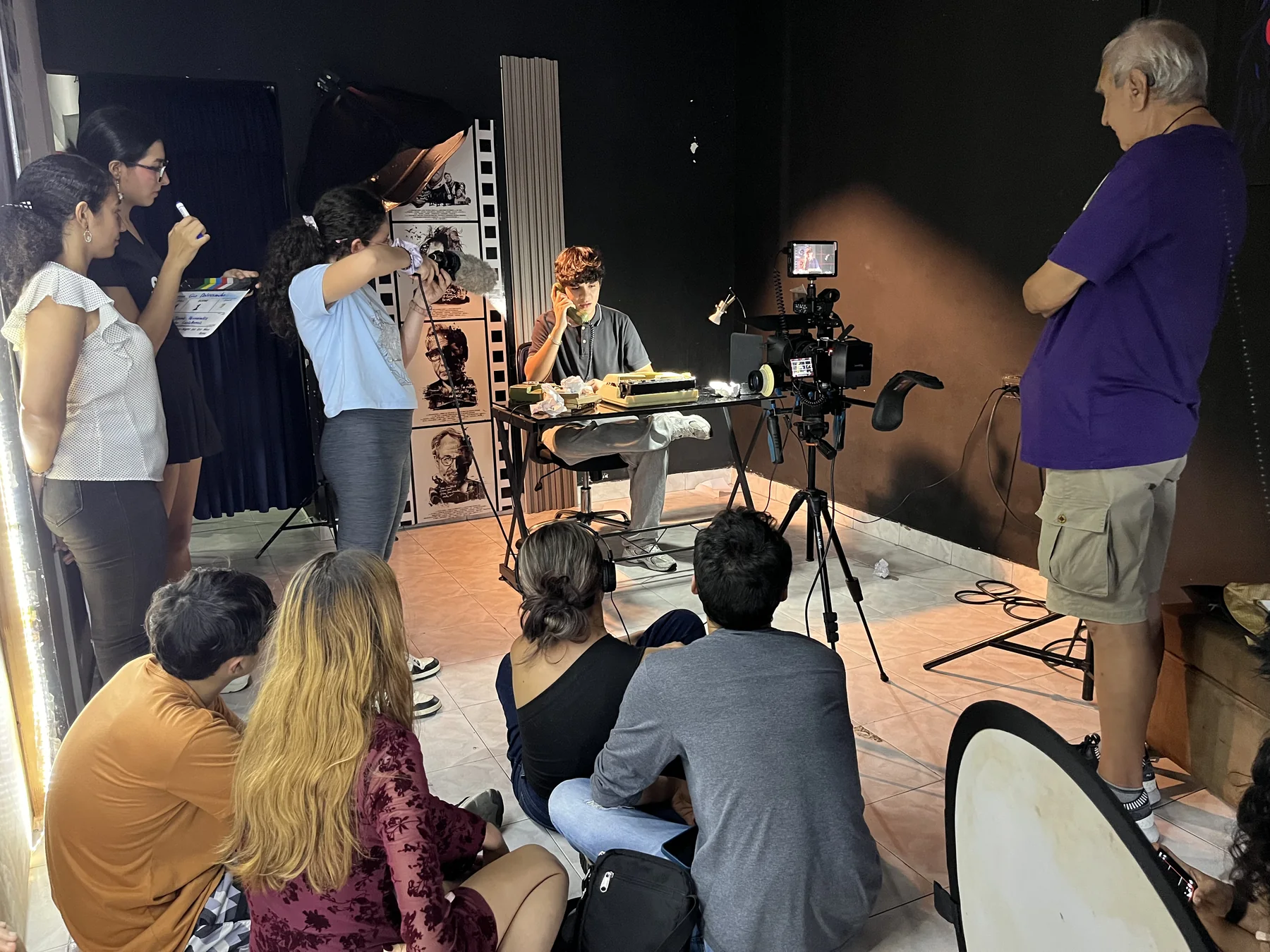 Estudiantes durante una práctica de actuación para cine