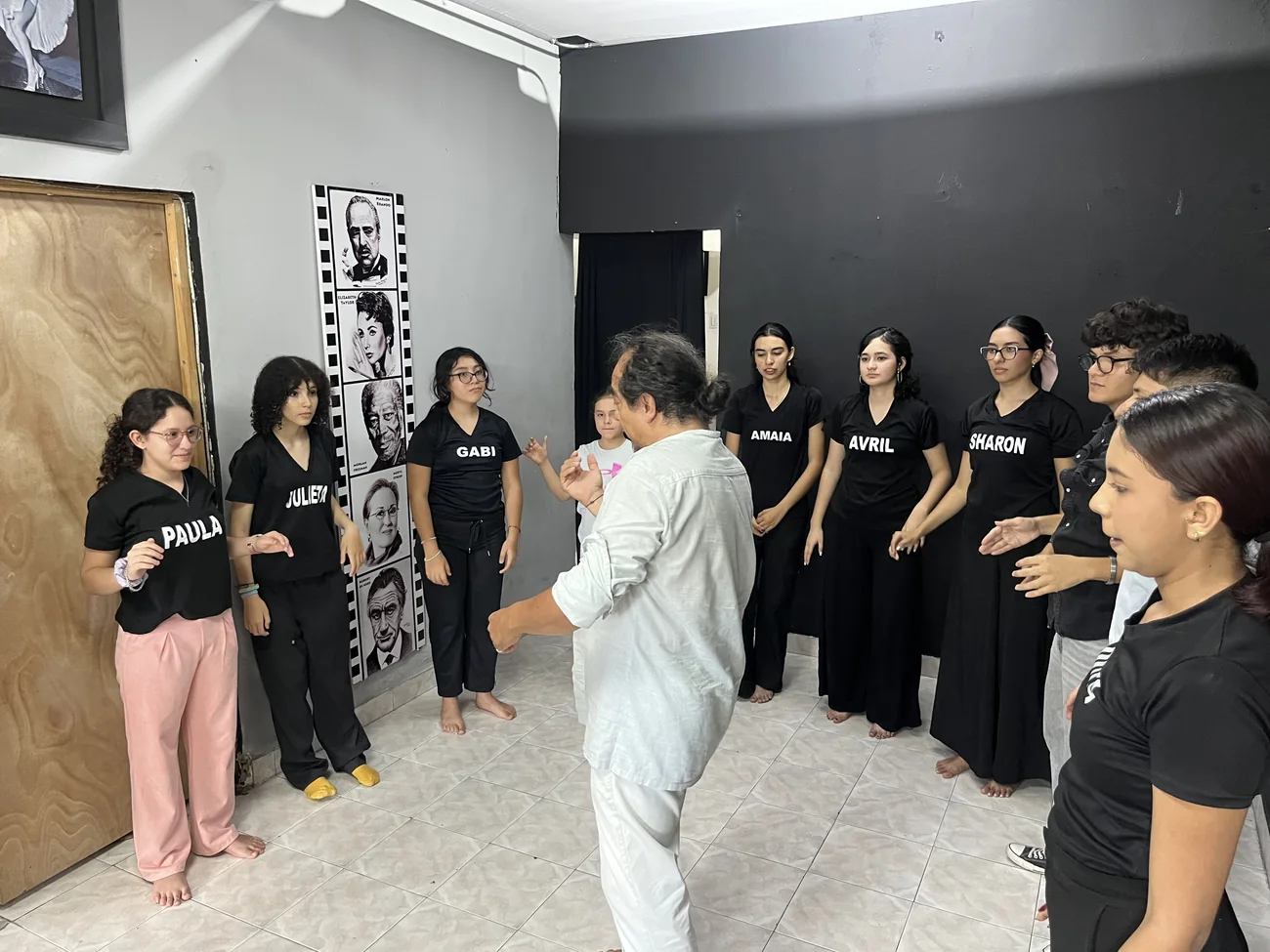 Entrenamiento escénico grupal en la escuela El Telón
