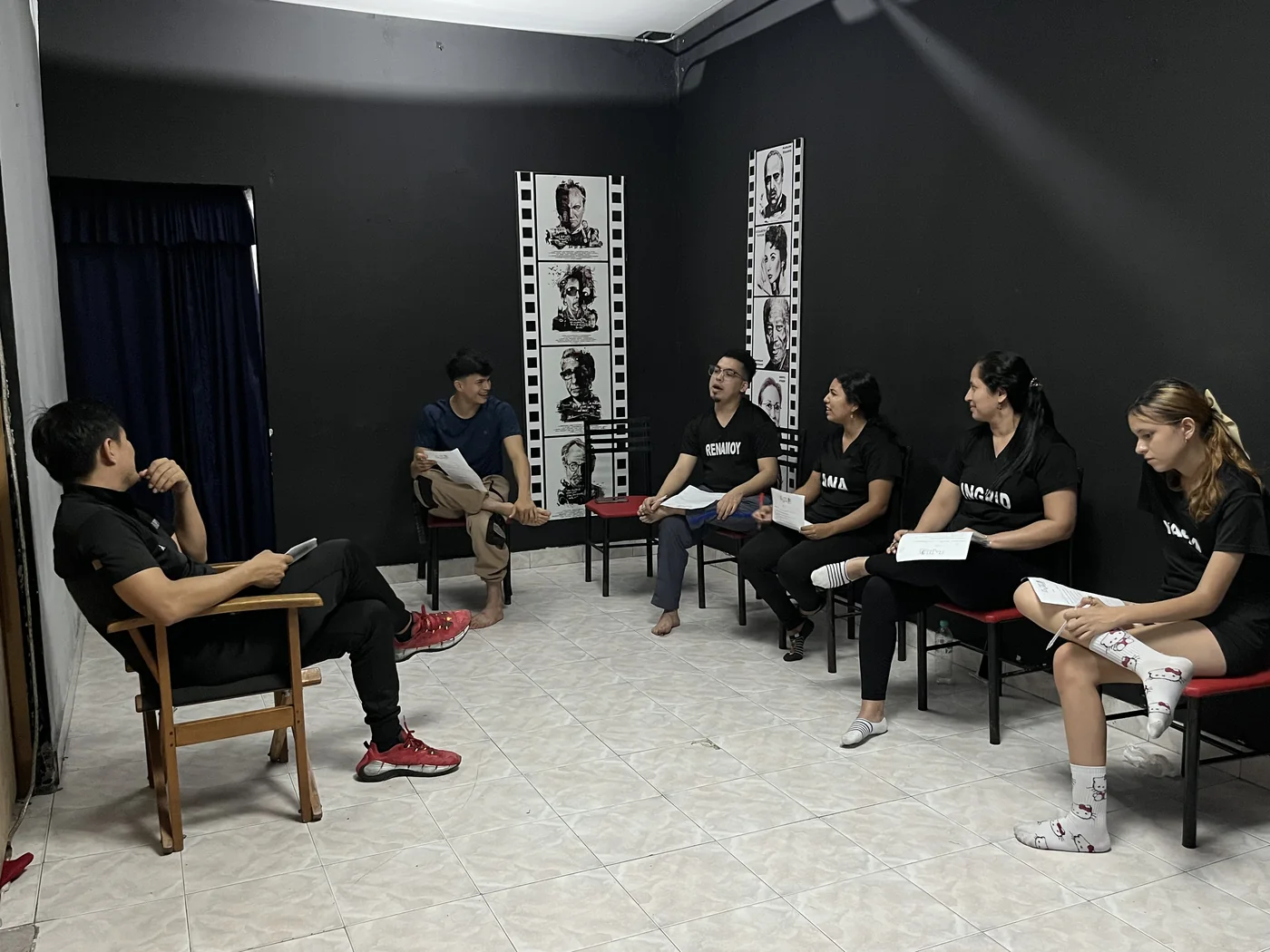Estudiantes en una clase de formación actoral de la escuela