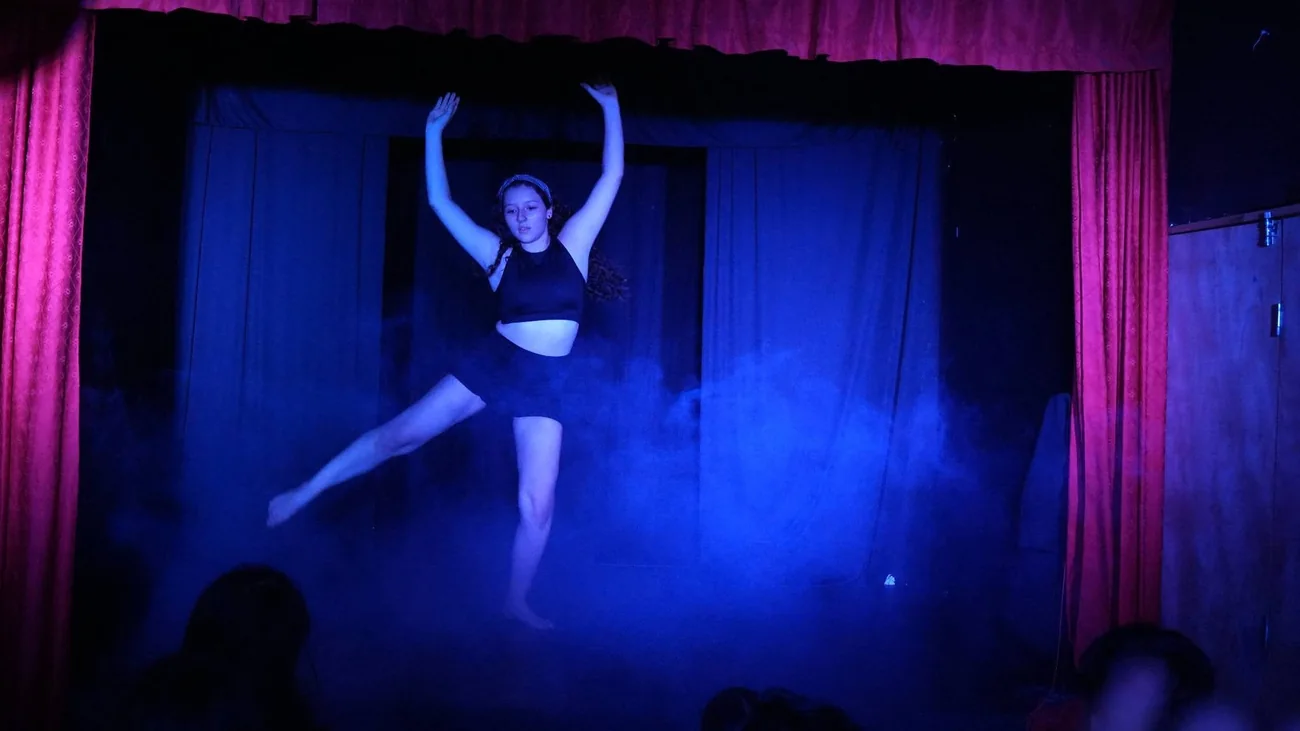 Bailarina en escena durante una clase de expresión corporal