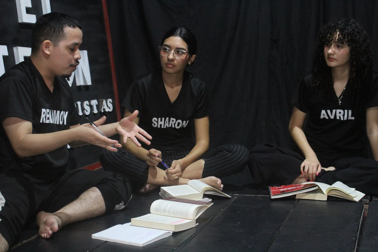 Lectura e interpretación de texto en mesa de trabajo con el formador