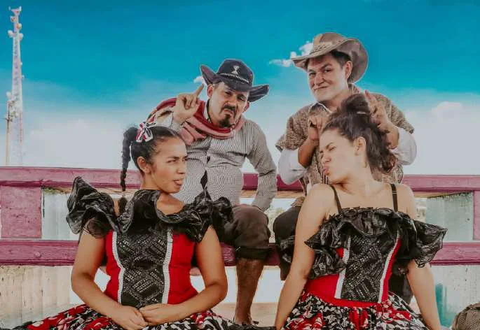 Montaje El Meta es un tesoro en escena con vestuario llanero
