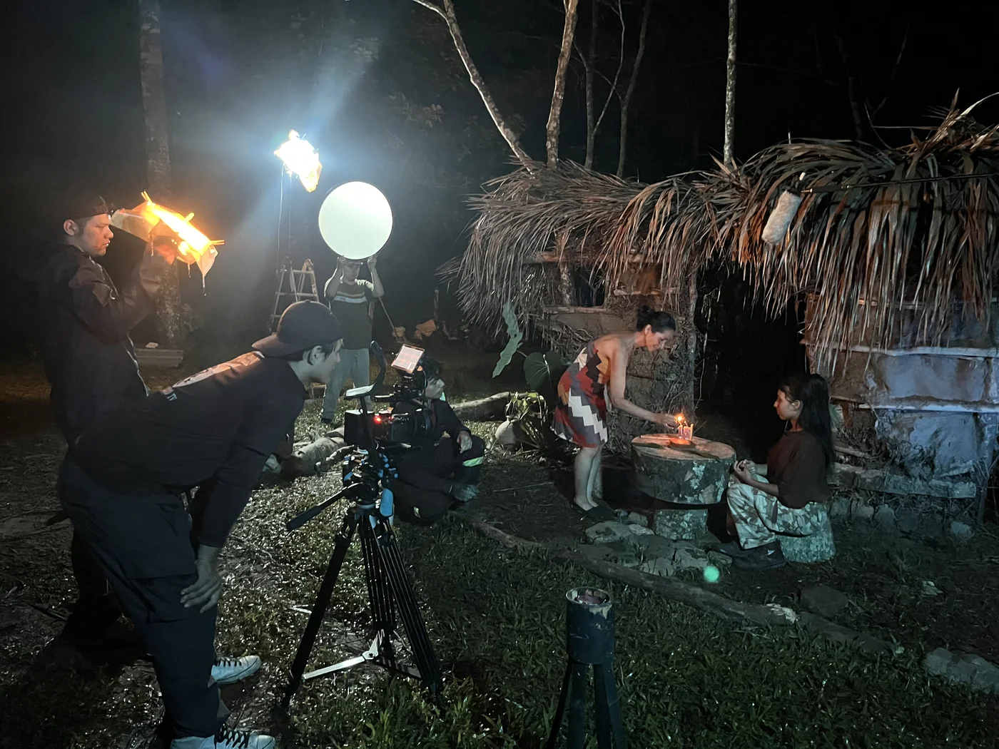Set de rodaje de Telón Films iluminado durante una grabación nocturna