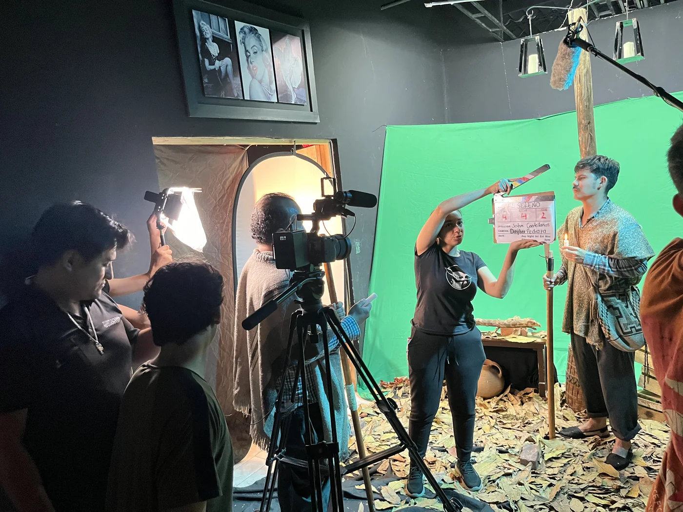 Cámaras, luces y equipos audiovisuales disponibles para producción