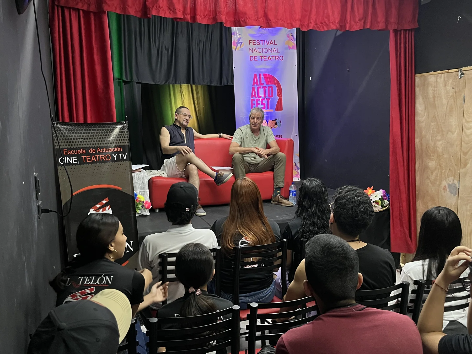 Conversatorio con público en la sala Al Acto