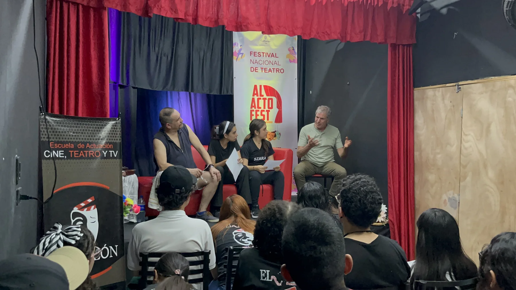 Actividad cultural frente al público de la sala Al Acto