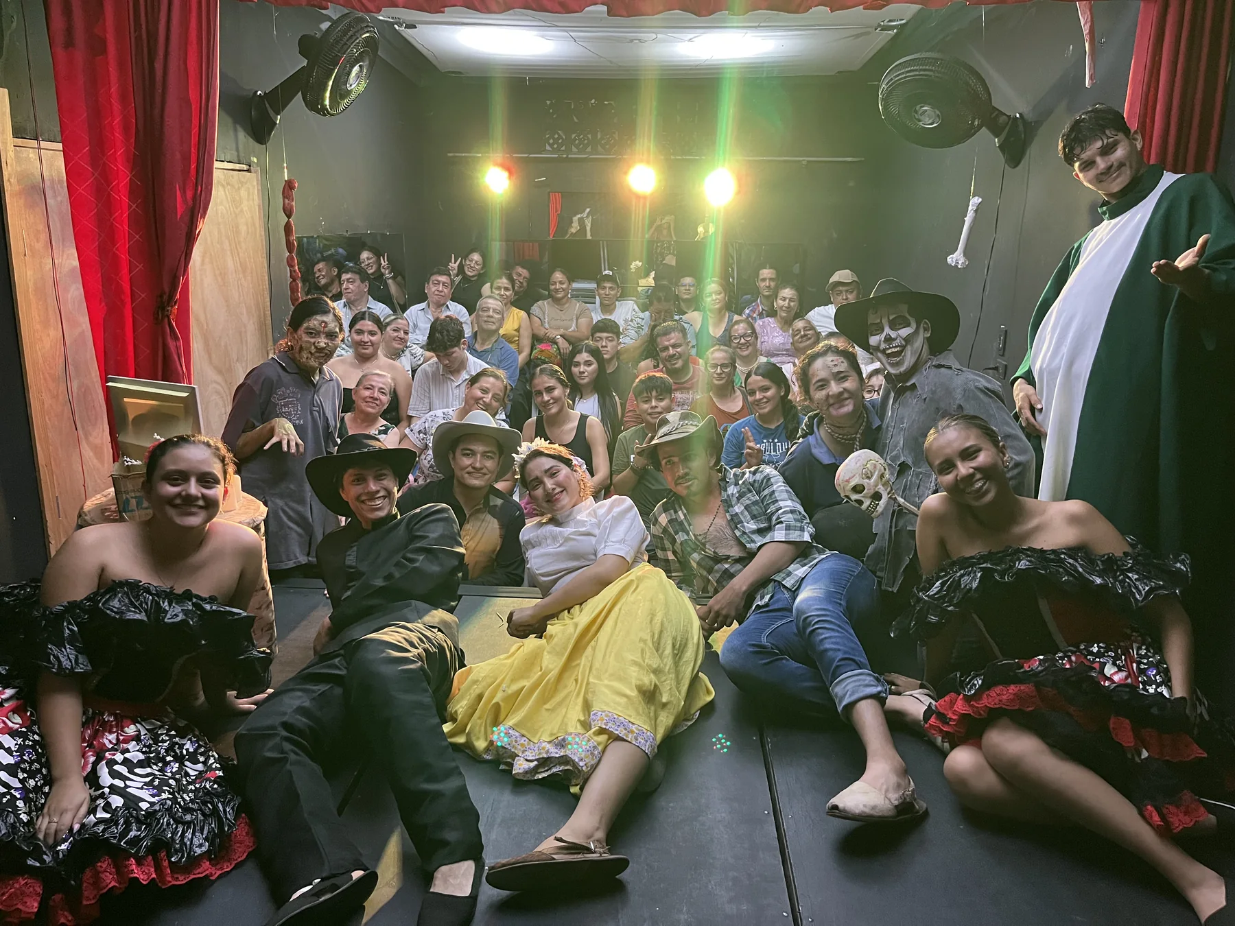 Elenco y público reunidos dentro de la sala Al Acto