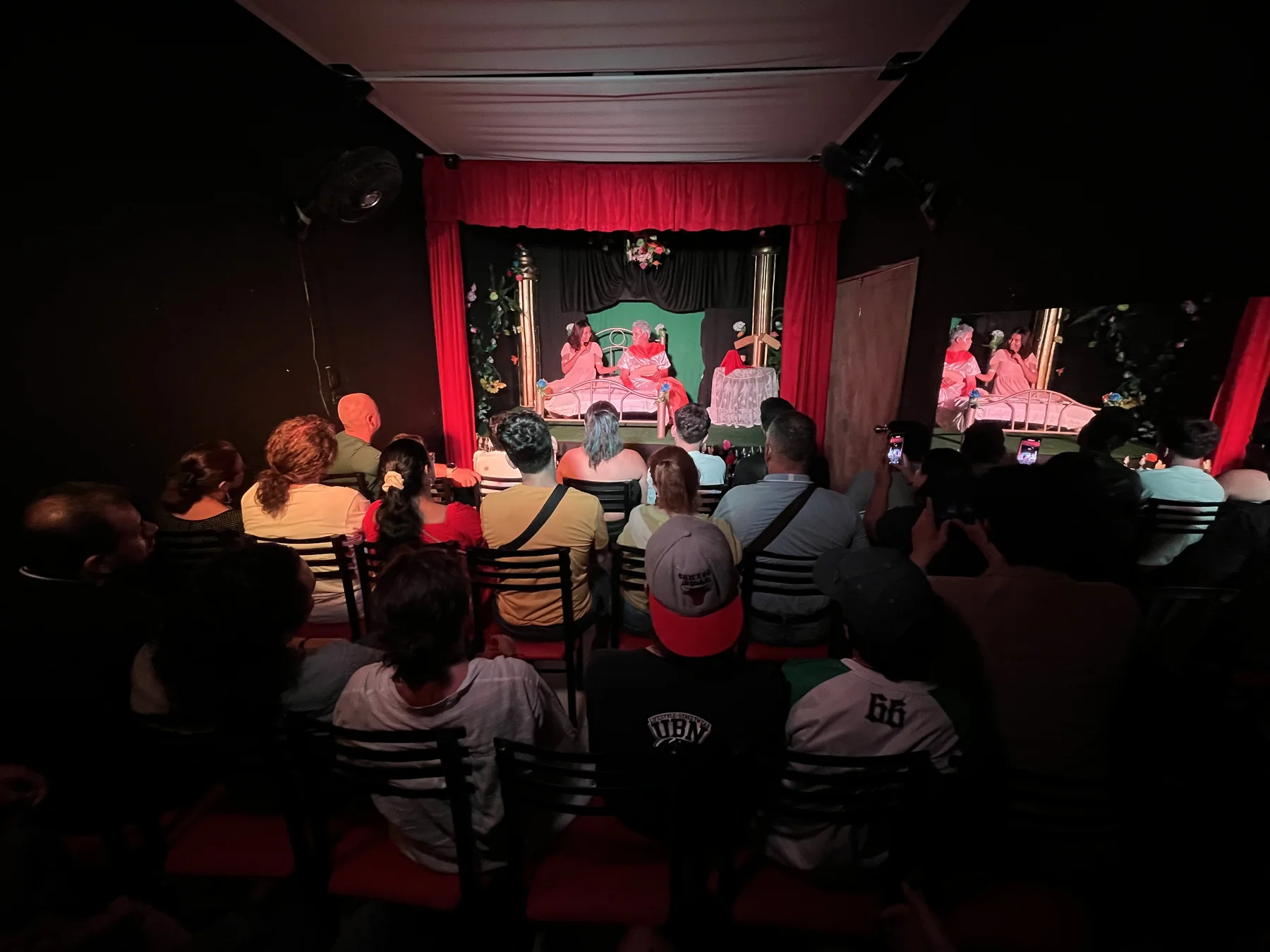 Público disfrutando una función en la sala Al Acto
