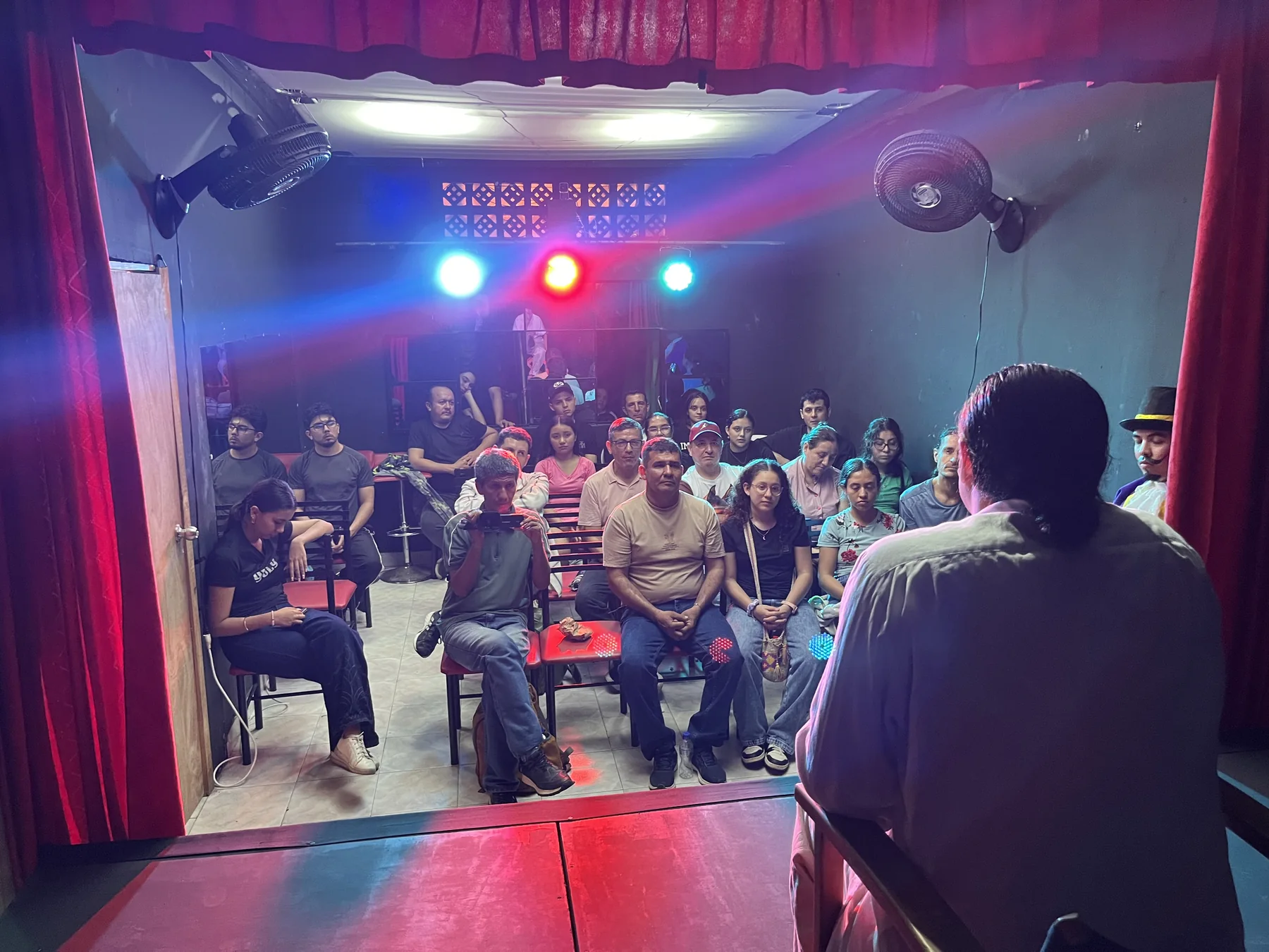 Vista del escenario de la sala Al Acto desde el telón