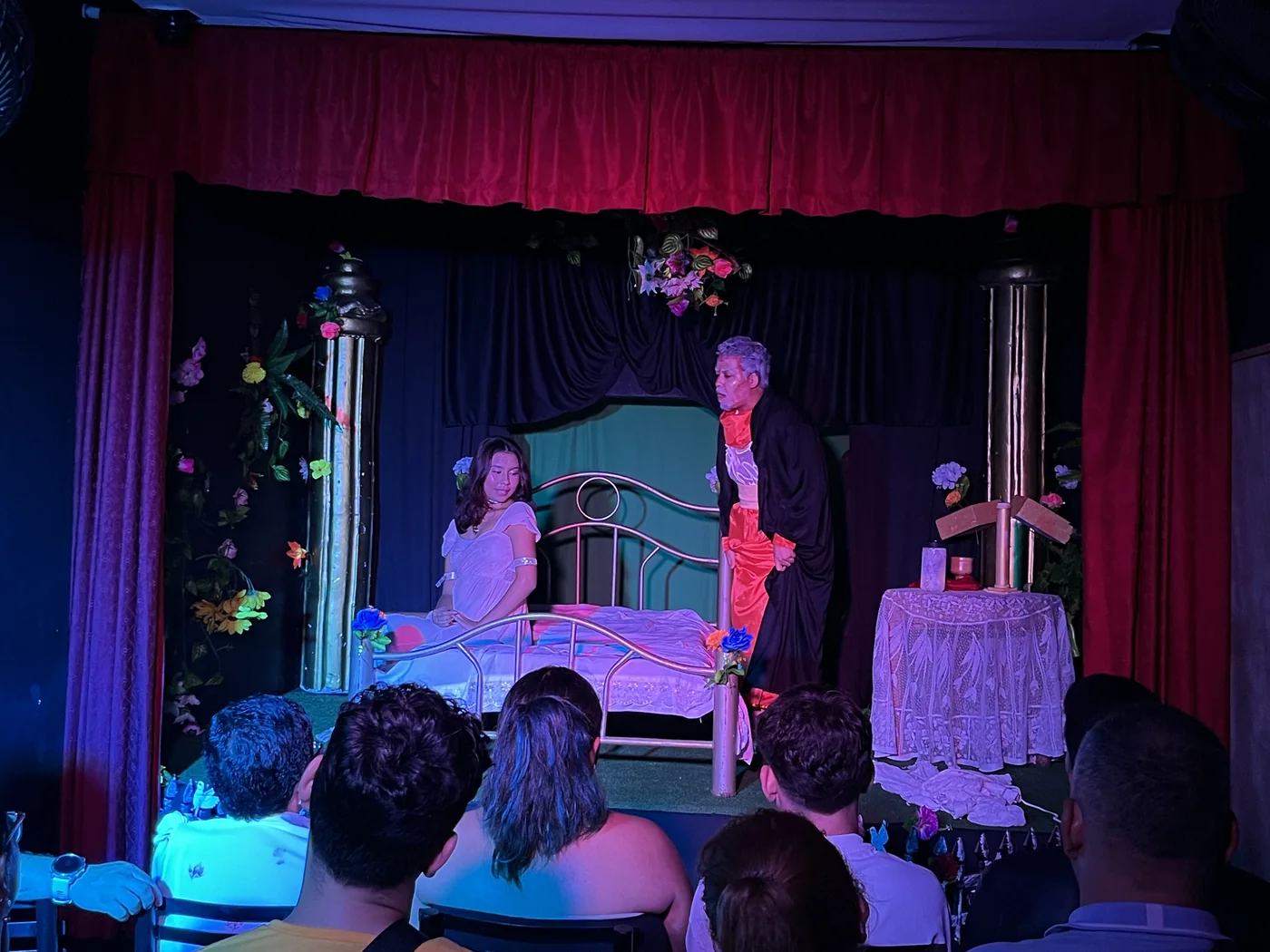 Función de El Telón con telón rojo en el escenario